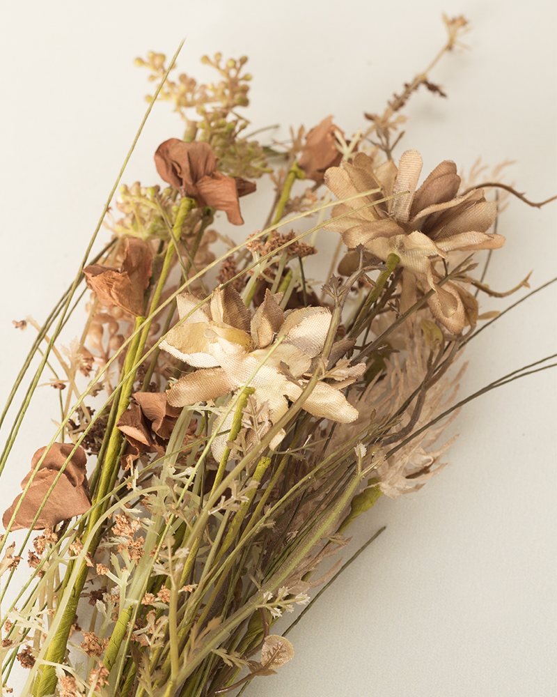 Flores artificiales de la firma Ofelia Home & Decor color Pantone 2024.